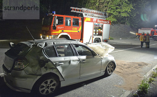 Wrack eines BMW nach einem Halb-Frontalzusammenstoß  dahinter ein Feuerwehrfahrzeug  Remseck  Baden-Württemberg  Deutschland  Europa