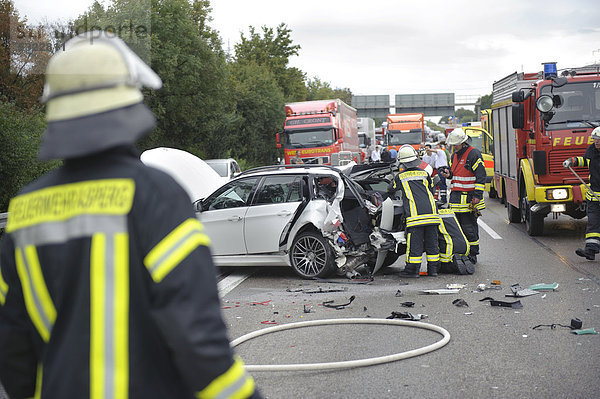 Feuerwehr bei Bergungsarbeiten nach einem schweren Verkehrsunfall auf der A 81  Ludwigsburg  Baden-Württemberg  Deutschland  Europa