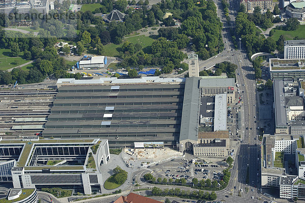 Luftbild  Stuttgarter Hauptbahnhof mit Bahnhofsturm und den Gleisanlagen  die bei Stuttgart21 verschwinden sollen  Stuttgart  Baden-Württemberg  Deutschland  Europa