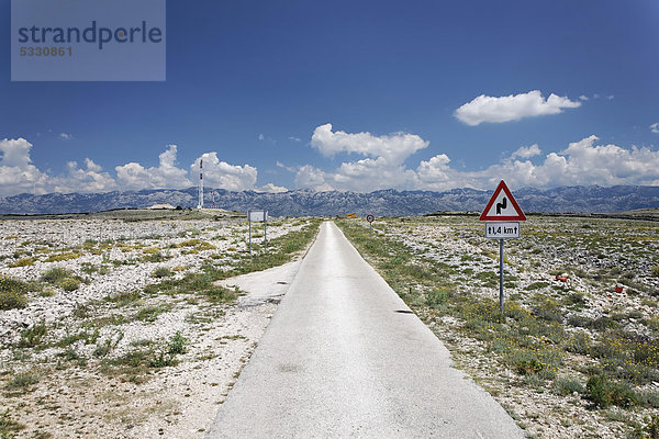 Landstraße auf der Insel Pag  Zadar  Kroatien  Dalmatien  Europa