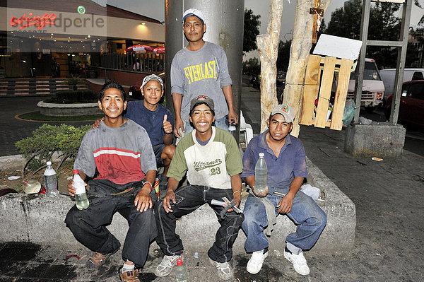 Eine Gruppe Jugendlicher  Straßenkinder  mit ihrer Ausrüstung zum Putzen von Autoscheiben an einer Kreuzung  Ciudad de Mexico  Mexico City  Mexiko  Mittelamerika