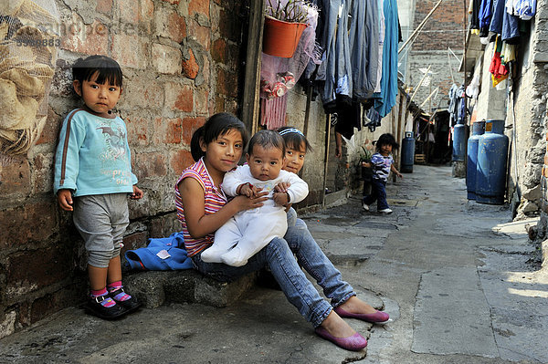 Kinder einer indigenen Gemeinde in einem Slum in Mexico City  Ciudad de Mexico  Mexiko  Mittelamerika
