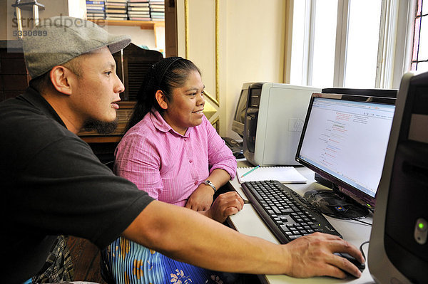Indigene Frau besucht einen Computerkurs bei der Nichtregierungsorganisation CIDES in Mexico City  Ciudad de Mexico  Mexiko  Mittelamerika