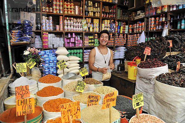 Jugendlicher verkauft in seinem Marktstand offene Gewürze und andere Lebensmittel  städtischer Markt von Puebla  Mexiko  Mittelamerika