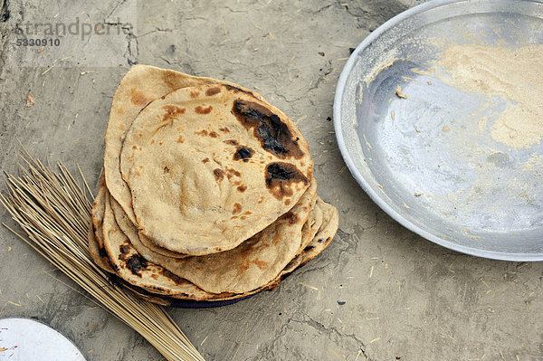 Frisches Brot  Dorf Basti Lehar Walla  Punjab  Pakistan  Asien