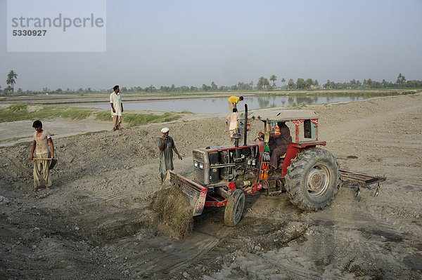 Ausheben eines Fischteiches mit einem Traktor  Dorf Basti Lehar Walla  Punjab  Pakistan  Asien