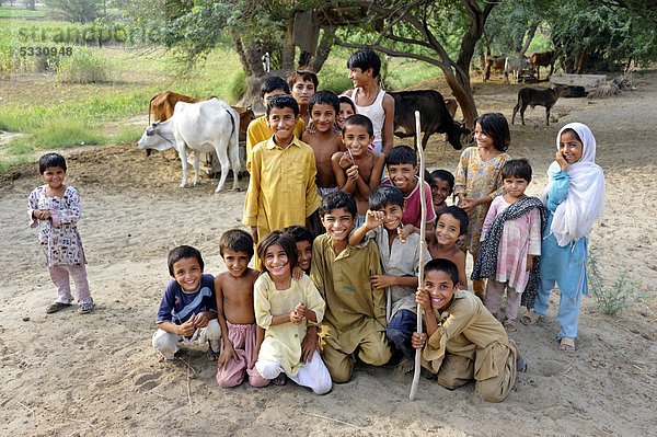 Kinder im Dorf Moza Sabgogat nahe Muzaffaragarh  Punjab  Pakistan  Asien