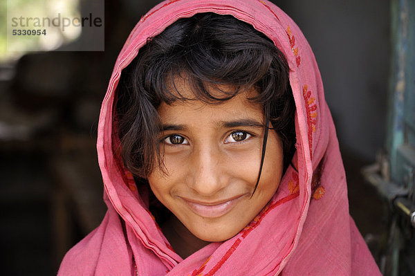 Mädchen  8 Jahre  Dorf Moza Sabgogat nahe Muzaffaragarh  Punjab  Pakistan  Asien