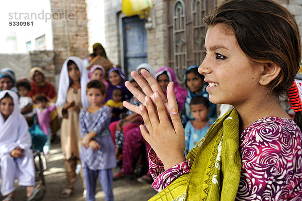 Mädchen während einer Hygienekampagne  Anleitung zum Händewaschen  Dorf Lashari Wala  Punjab  Pakistan  Asien