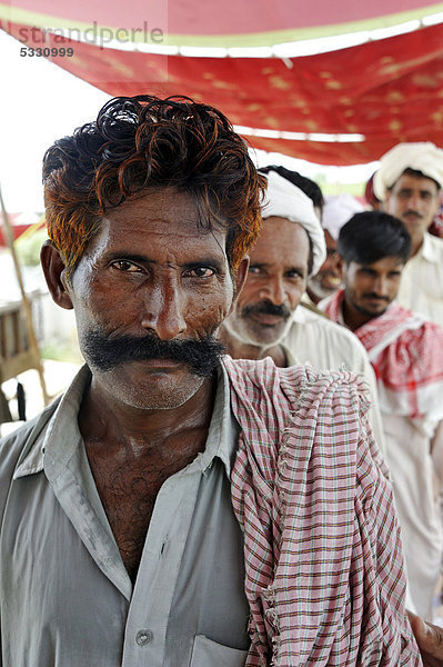 Mann mit großem Schnauzbart und henna-gefärbtem Haar  Portrait  Muzaffaragarh  Punjab  Pakistan  Asien