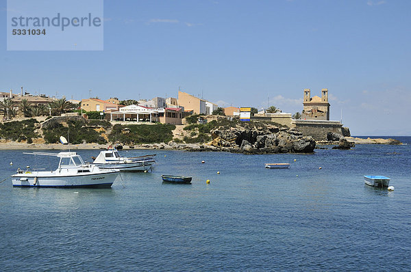 Fischerboote im Hafen der Insel Tabarca  Provinz Alicante  Costa Blanca  Spanien  Europa