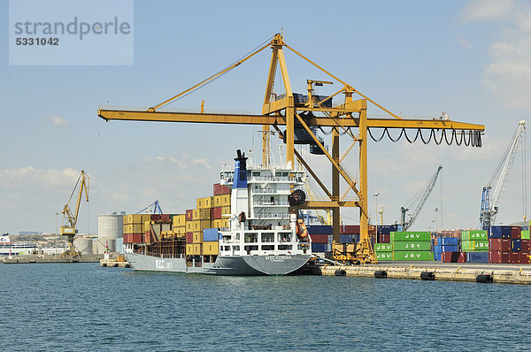 Containerschiff im Hafen von Alicante  Costa Blanca  Spanien  Europa