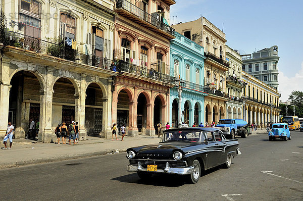 Havanna Hauptstadt Auto Gebäude Retro bunt Fassade Hausfassade frontal Karibik Kuba