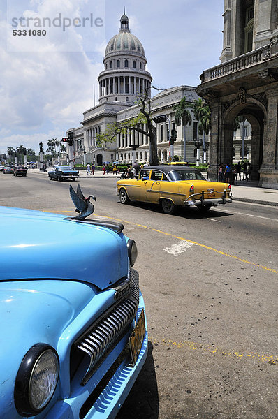 Havanna Hauptstadt Auto Wissenschaft Gebäude Retro frontal Karibik Hochschule Capitolio Kuba kubanisch Zuhause von