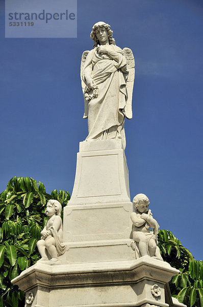 Engel auf einem der monumentalen Gräber auf dem Cementerio CristÛbal ColÛn  Christoph-Kolumbus-Friedhof  Havanna  Kuba  Karibik