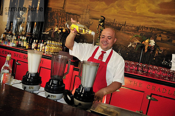 Barkeeper mixt Daiquiris  Cocktail  in der Bar Floridita  Hemingways Lieblingsbar in der Altstadt von Havanna  Habana Vieja  Kuba  Karibik