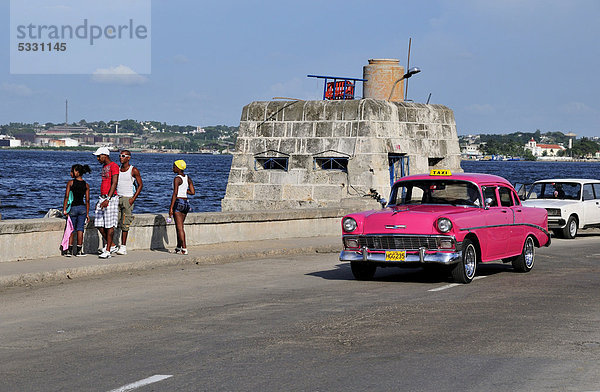 Altes Auto  Oldtimer an der Uferpromenade MalecÛn  Havanna  Kuba  Karibik
