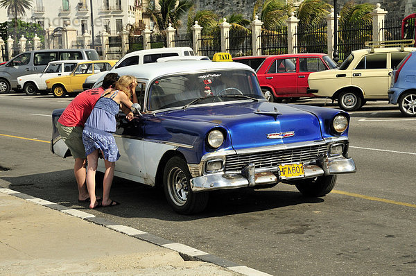Altes Taxi  Oldtimer  an der Uferpromenade MalecÛn  Havanna  Kuba  Karibik