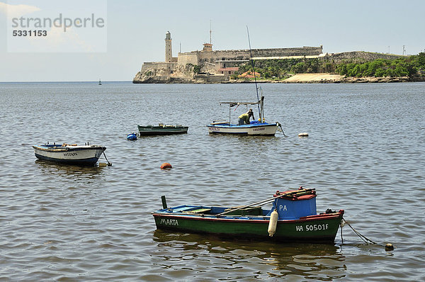 Fischerboote an der Uferpromenade MalecÛn  Havanna  Kuba  Karibik