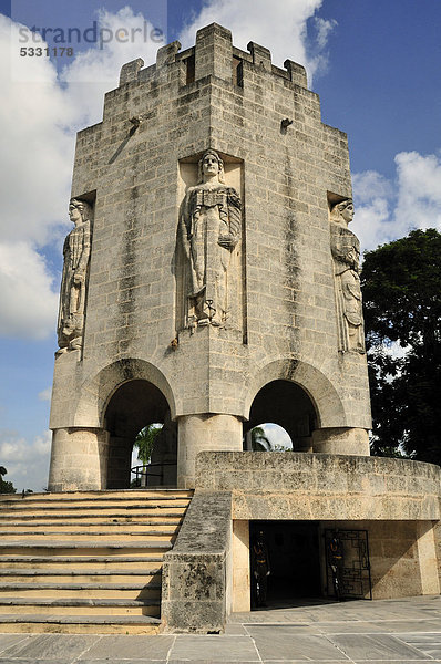 Mausoleum des Dichters und kubanischen Nationalhelden JosÈ MartÌ  Cementerio de Santa Ifigenia  Santiago de Cuba  Kuba  Karibik