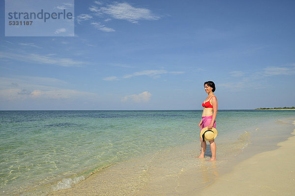 Touristin am Strand  Playa AncÛn  bei Trinidad  Kuba  Karibik