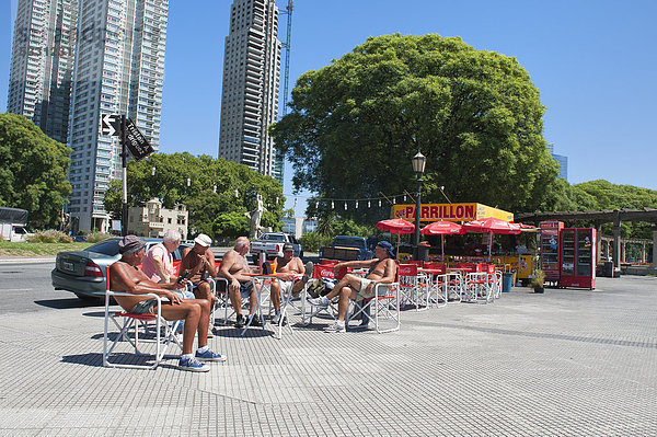 Buenos Aires Hauptstadt nebeneinander neben Seite an Seite Mann ruhen Argentinien Kiosk Südamerika
