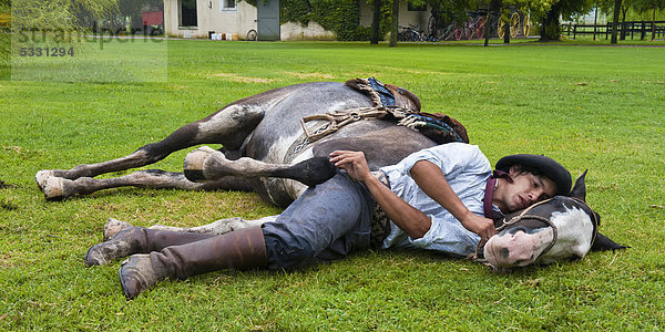 Gaucho zeigt seine Geschicklichkeit mit seinem Pferd  San Antonio de Areco  Buenos Aires Provinz  Argentinien  Südamerika