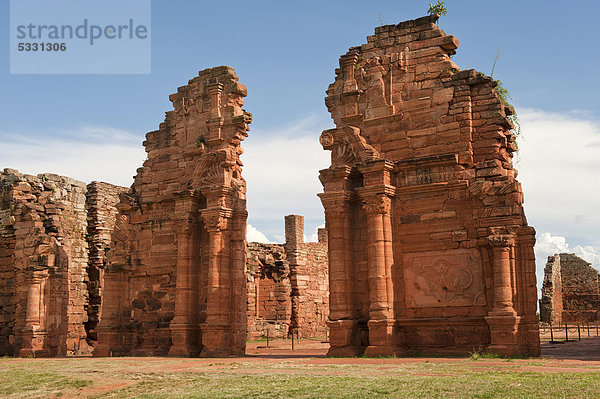 Ruinen der Jesuitenreduktion San Ignacio Mini  Kirchentor  Misiones Provinz  Argentinien  Südamerika
