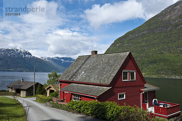Norwegen rot Blockhaus typisch Fjord Nordeuropa Skandinavien Holzhaus