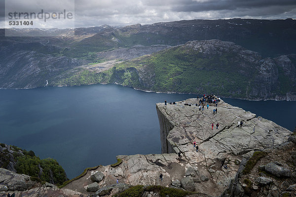 Preikestolen Felskanzel mit Lysefjord  Jorpeland  Rogaland  Norwegen  Skandinavien  Nordeuropa