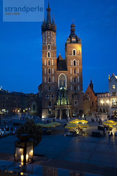 Marienkirche bei Dämmerung von der Terrasse der Tuchhallen  Rynek  Krakau  Krakow  Kleinpolen  Polen  Europa