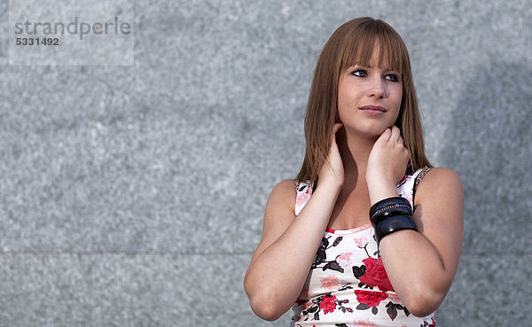 Portrait einer jungen Frau mit verträumtem Blick