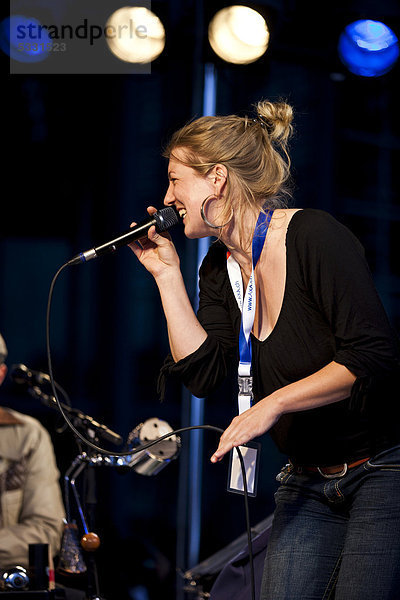 Die deutsche Sängerin Nina Alverdes live beim Blue Balls Festival  KKL Plaza  Luzern  Schweiz  Europa