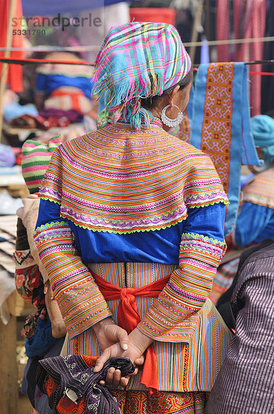 Volksmarkt  Frau in der Tracht der ethnischen Minderheit Hmong  Volksgruppe Blumen-Hmong  Sin Cheng  Si Ma Cai District  Vietnam  Asien