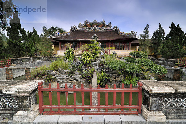 Bonsai-Gartenanlage vor Bibliothek in der Zitatelle  Mandarin Säle  Kaiserpalast Hoang Thanh  Verbotene Stadt  Purpurstadt  Hue  UNESCO-Weltkulturerbe  Vietnam  Asien
