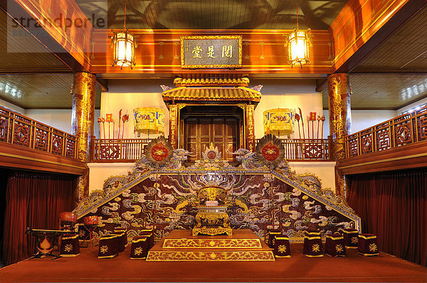 Innenraum des Theaters  Blick auf die Bühne  Kaiserpalast Hoang Thanh  Verbotene Stadt  Purpurstadt  Hue  UNESCO-Weltkulturerbe  Vietnam  Asien