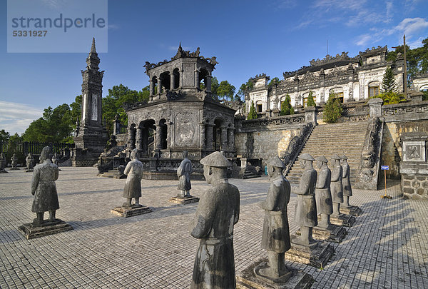 Grabmal Kaiser Khai Dinh  Mausoleum  Wächterstatuen aus Stein  Hue  UNESCO-Weltkulturerbe  Vietnam  Asien