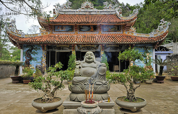 Buddha  Skulptur vor der Tham Thai Pagode  Marmorberge  Ngu Hanh Son  Thuy Son  Da Nang  Vietnam  Asien