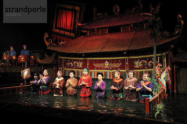 Puppenspieler im Wasserpuppentheater  Thang Long Water Puppet Theatre  Hanoi  Nordvietnam  Vietnam  Südostasien  Asien
