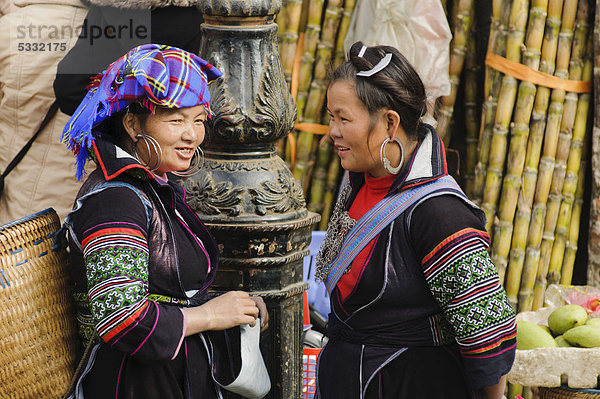 Zwei Frauen auf dem Markt von Sapa oder Sa Pa  Volksgruppe der Schwarzen Hmong  ethnische Minderheit  Nordvietnam  Vietnam  Asien