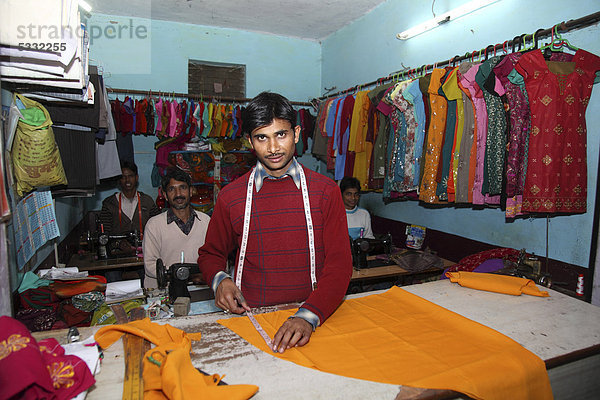 Schneider bei der Arbeit  Bhowali  Uttarakhand  Nordindien  Indien  Asien