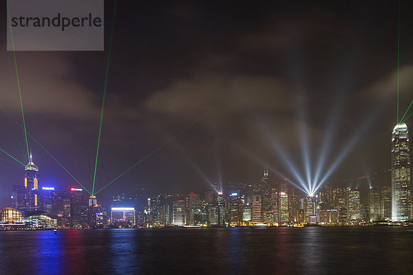 Lasershow über dem nächtlichen Hong Kong bei Nacht