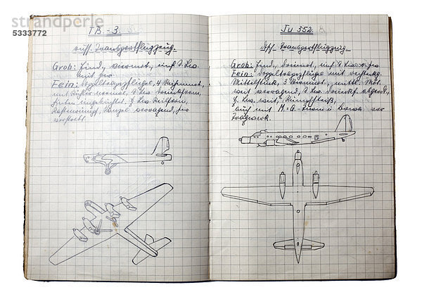 Ein Heft mit handschriftlichen Texten und Zeichnungen zur Flugzeugerkennung  Beschreibung der Kriegsflugzeuge aus dem 2. Weltkrieg  Deutschland  ca. 1942