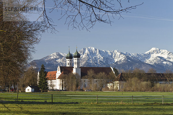 Kloster Benediktbeuern mit Wettersteingebirge und Alpspitze  Alpen  Oberbayern  Bayern  Deutschland  Europa