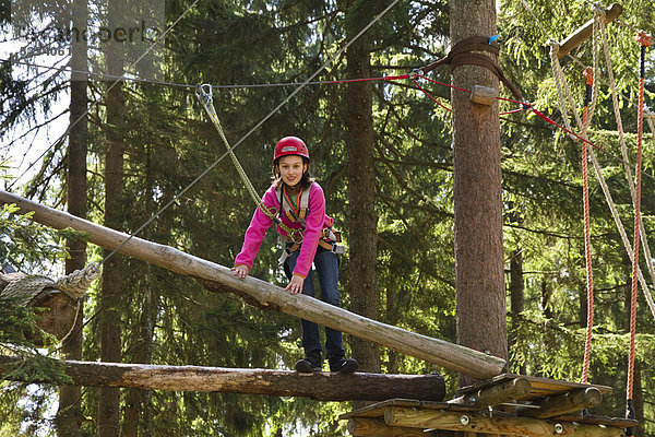 11 jähriges Mädchen im Kletterwald Garmisch-Partenkirchen  Oberbayern  Bayern  Deutschland  Europa