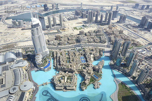 Blick von der Aussichtsplattform At The Top im 124. Stockwerk des Burj Khalifa  dem mit 828m Höhe höchsten Gebäude der Welt  auf das Luxushotel The Address mit Dubai Mall und Souk Al Bahar  Downtown Dubai  Vereinigte Arabische Emirate  Naher Osten