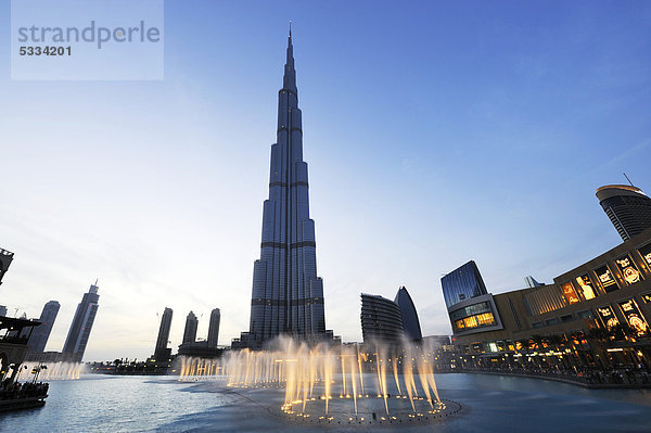 Burj Khalifa  Burj Chalifa  Burdsch Chalifa  der höchste Turm der Welt  828m Höhe  Dubai Fountain im Außenbereich der Dubai Mall  Dubai Business Bay  Downtown Dubai  Vereinigte Arabische Emirate  Naher Osten  Asien