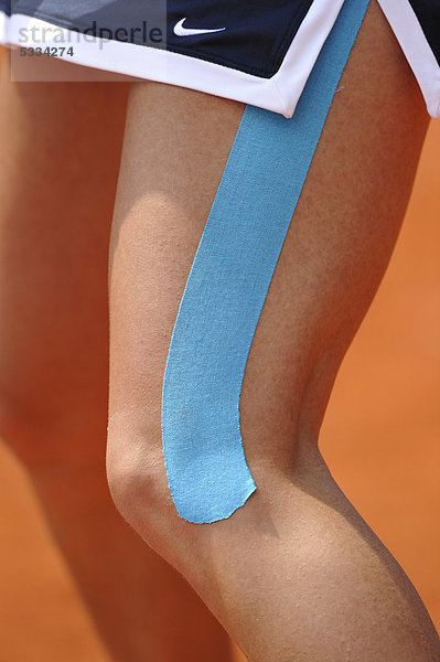 Detail  Tapeverband  Tape-Verband am Oberschenkel einer Tennisspielerin