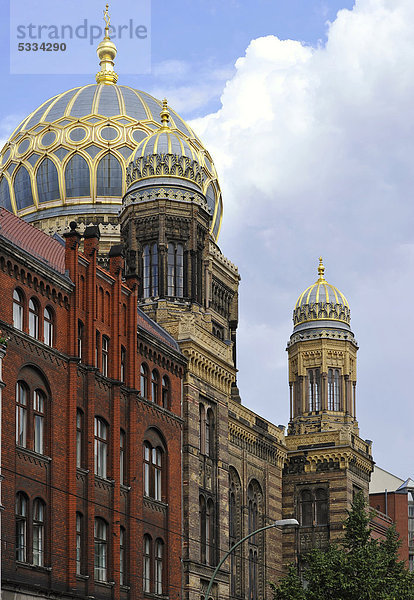 Kuppel und Zweiturmfassade  Neue Synagoge  Oranienburger Straße  Spandauer Vorstadt  Bezirk Mitte  Berlin  Deutschland  Europa