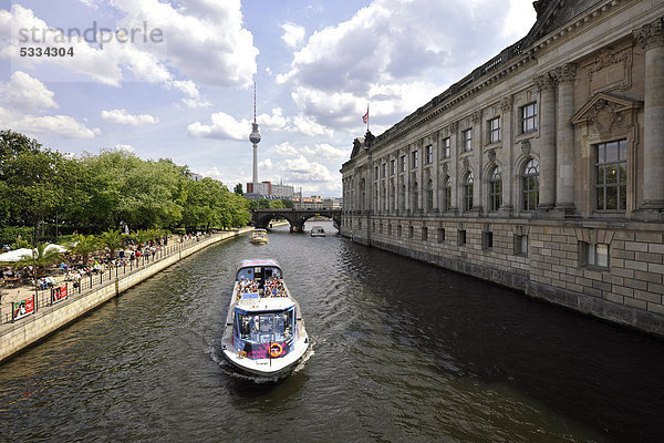 Bode-Museum  Fernsehturm  Ausflugsboot mit Touristen  Museumsinsel  UNESCO Weltkulturerbe  Bezirk Mitte  Berlin  Deutschland  Europa